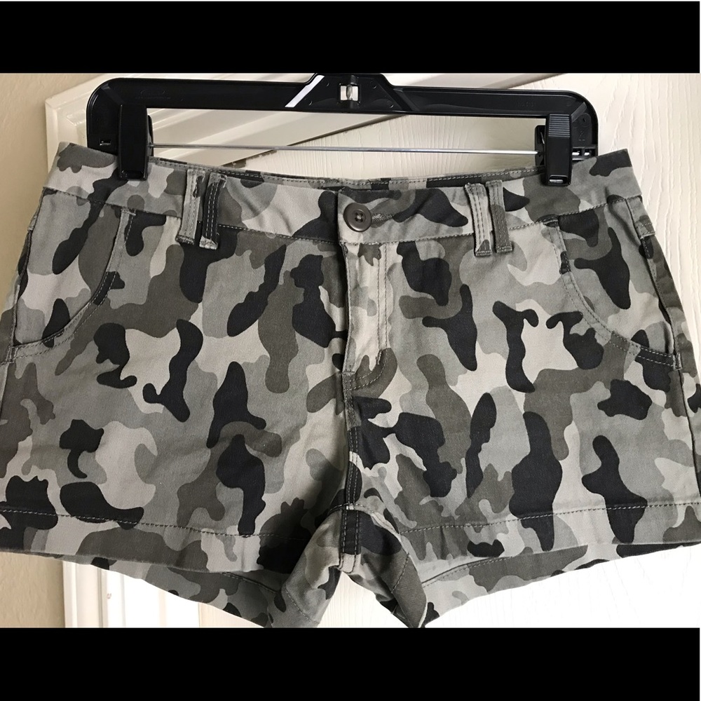 BeBop Camo Shorts Size 9